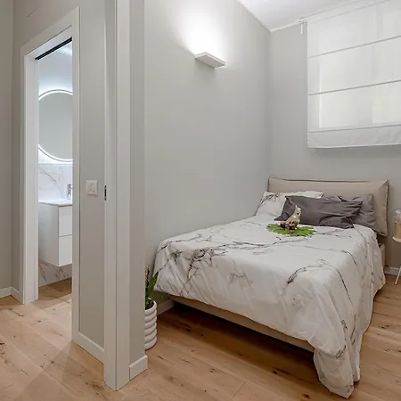 New! Duomo-san Siro - Super Cute Modern Apt, 15mins To Duomo! * Milan